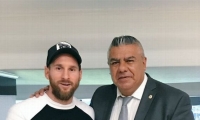 El máximo dirigente del fútbol argentino se reunió con el astro del Barcelona. 