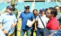 Alcalde Rafael Martínez recibiendo la visita de la Dimayor.