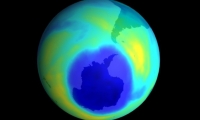  El ozono es una sustancia formada en la estratosfera y producida en latitudes tropicales que después se distribuye por todo el globo.