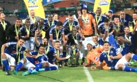 Jugadores de Millonarios celebran luego de la premiación.