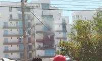El fuego amenaza con afectar otros apartamentos. 