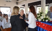La gobernadora Rosa Cotes entregó el homenaje a Sofía Díaz Granados, viuda de Saade.