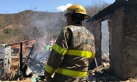 Incendio estructural en el barrio Los Fundadores.