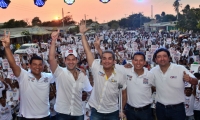 El candidato al Senado Fabián Castillo Suárez, el aspirante a la Cámara de Representantes, Franklin Lozano, el exgobernador del Magdalena Luis Miguel Cotes, el exalcalde de Pueblo Viejo, Francisco Gutiérrez Blanco y el excandidato a la Alcaldía de esa municipalidad, Fabián Obispo Borja, durante la concentración en Pueblo Viejo.