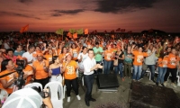 Carlos Caicedo, durante el cierre de campaña en la playa de Los Cocos.