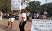 Con pancartas y arenca, piden que los venezolanos señalados como responsables paguen por lo que hicieron.