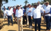 Alfredo Varela, diractor de Cormagdalena y la mandataria departamental, Rosa Cotes,durante visita de inspección a la zona.