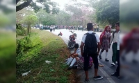 Estudiantes de bloquean vía Guamal - El Banco.
