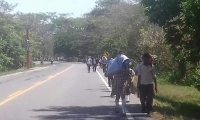 Están cansados de las largas caminatas y exponerse sus vidas. 