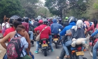 bloqueos en la vía Guamal- El Banco para exigir transporte escolar.