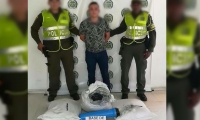 El capturado es un hombre, de 22 años de edad, quien, junto con los 100 kilogramos de base de coca, fue dejado a disposición de la Fiscalía.