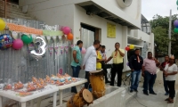 Vestidos de celebración, con torta y decoración, los habitantes del barrio La Paz realizaron una protesta pacífica.
