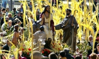 Miles de laicos celebran la llegada de Jesucristo con Palmas de cera.