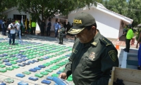El general Jorge Nieto, Director de la Policía Nacional, llegó a Santa Marta para conocer de primera mano de este enorme cargamento de droga.