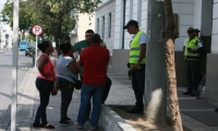 Los vendedores llegaron hasta la estación de policía. 