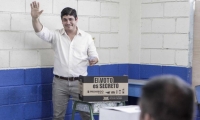El Presidente electo Carlos Alvarado, luego de ejercer su derecho al voto.