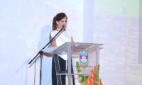Rosa Cotes les presentó el texto a los asistentes.