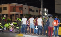 Familiares y conocidos de Miguel Viloria, alias Miguelín, permanecen en la clínica Bahía en espera de su evolución de salud.