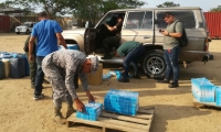 Los artículos de contrabando estaban almacenados en dos vehículos tipo camioneta.