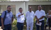 Momento en que Rafael Martínez presenta a Jairo Romo (a su derecha), nuevo gerente de la E.S.E., a los empleados del área administrativa.