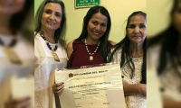 Érica, junto a la señora que le colaboró y a su mamá recibiendo su diploma de magister.