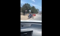 La situación se vuelve recurrente en la vía: motociclistas habilitan pasos ilegales para pasar de una calzada a otra.