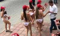 El grupo de modelos que se pasea por las calles del Rodadero entregando la publicidad electoral.