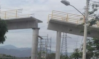 En redes se generó la polémica por la falta de unidad entre los dos tramos del puente peatonal.