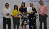 La viceministra Sandra Howard recibiendo el reconocimiento por parte de Cotelco Magdalena.