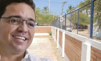 Por la construcción de un muro en el colegio de Taganga, Martínez tuvo que pagar un desacato. 