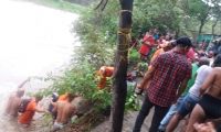 Momentos en que personal de la Defensa Civil realizaba las labores de rescate del personal atrapado en el río Frío.