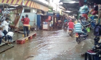 El río ya se metió en el sector comercial. 