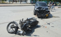 El accidente dejó lesionado al conductor de la motocicleta.