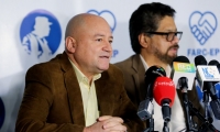 Los miembros de la FARC Luciano Marín, alias "Iván Márquez", y Julián Gallo Cubillos, alias "Carlos Antonio Lozada".