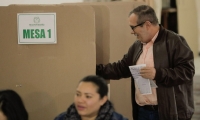 Rodrigo Londoño mientras que ejercía su derecho al voto.