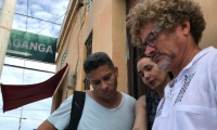 El samario Yuldor Gutiérrez (director de la serie) y Xilena Aycardi (actriz) ultimando detalles de la grabación.