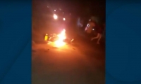 La comunidad les incendió la motocicleta.