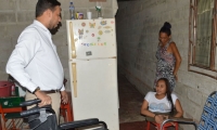 El #SeguimientoAyuda hizo entrega de la silla de rueda que una familia samaria le donó a la joven.