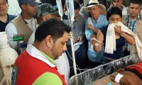 El Senador Álvaro Uribe supervisando la atención a los lesionados. 