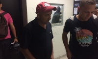 Gilberto Luna a la salida del juzgado en el edificio Galaxia.