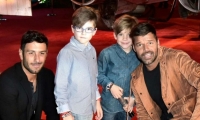 Ricky Martin en compañía de sus hijos y esposo.