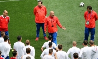Stanislav Cherchesov habla con sus jugadores de la Selección Rusia.