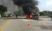 El camión quedó calcinado tras el accidente.