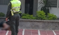 Policía hicieron presencia en el edificio donde se presentaron los hechos.