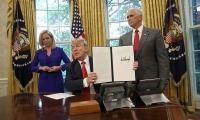Donald Trump junto a Kirstjen Nielsen y Mike Pence al momento de firmar la orden ejecutiva. 