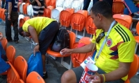 Colombianos recogiendo basura en el estadio de Saransk.