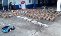  Las autoridades panameñas muestran la droga incautada.
