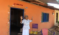 Una de las beneficiadas muestra la fachada de su casa.