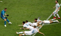 Jugadores rusos celebran la victoria tras el partido España-Rusia.