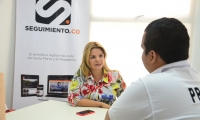 La secretaria de Cultura de Santa Marta, Diana Viveros, durante la entrevista en la redacción de Seguimiento.co